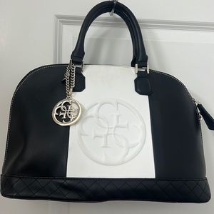 Large Black and White Guess Bag. Comes with a strap to wear over the shoulder.
